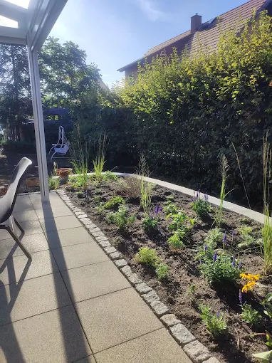Neu angelegtes Beet mit gepflasterter Randeinfassung am Terrassenrand