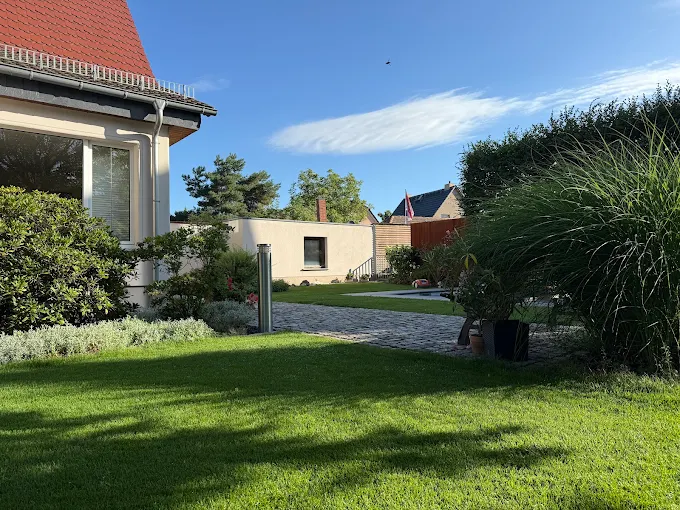 Gepflegte Rasenfläche vor einem Einfamilienhaus
