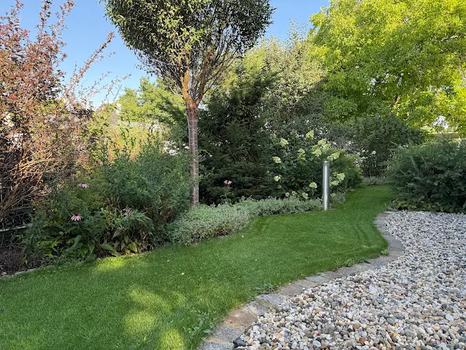 Gartenweg mit Kiesbeet und Staudenbepflanzung