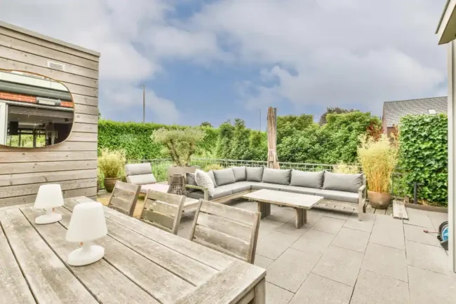 Angelegte Holzterrasse mit Lounge-Möbeln im Garten